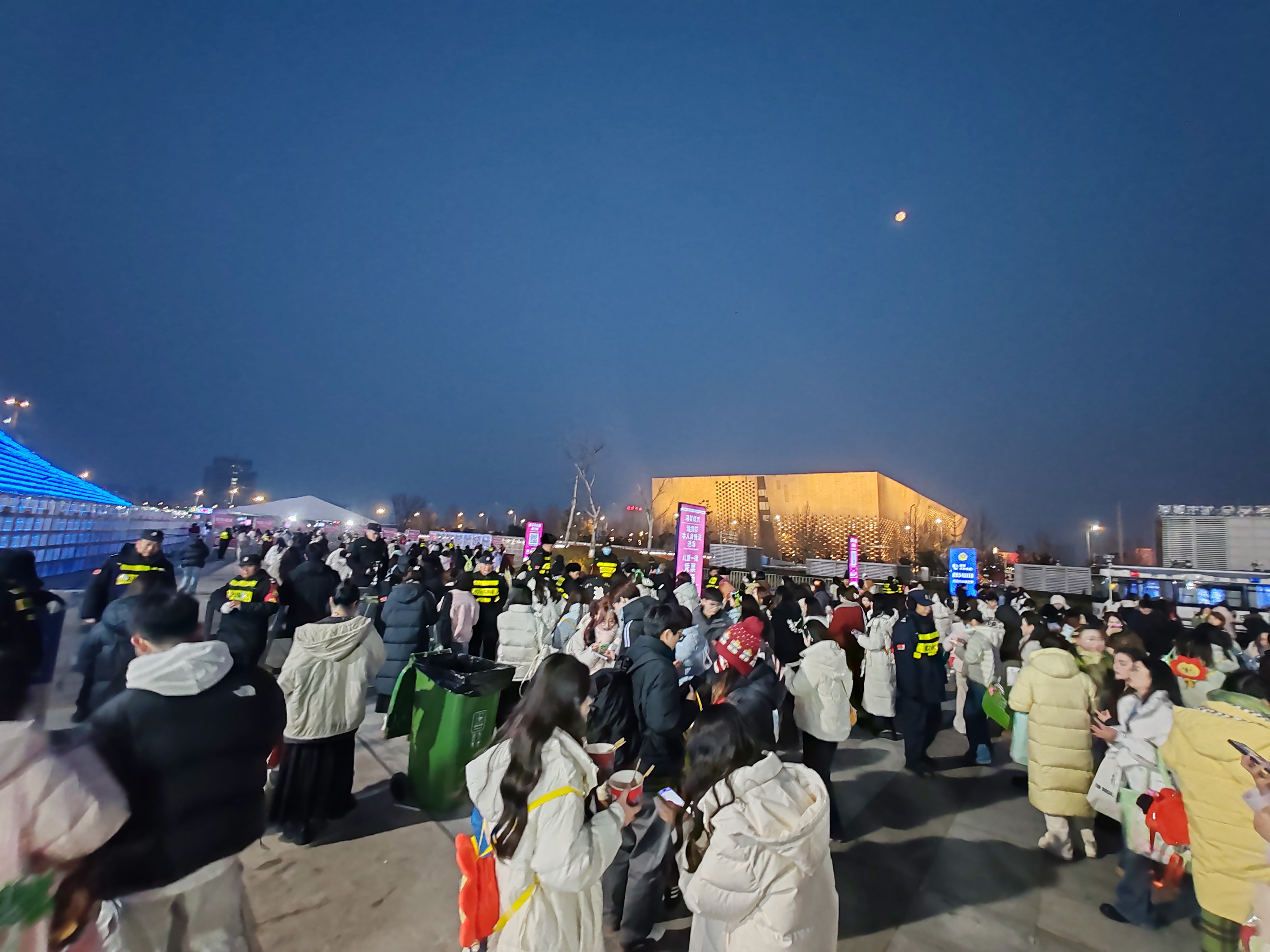 等待散场的粉丝